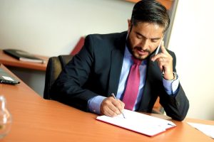 Un avocat en train de rédiger un document