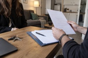 Un locataire qui signe avec son propriétaire