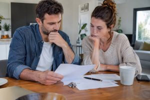 un couple qui relit un compromis de vente