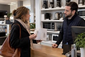 Un client qui ramène un produit en magasin