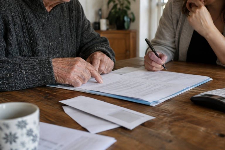 Une personne en train de signer un document