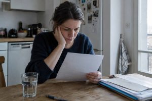 Un salarié qui lis un document